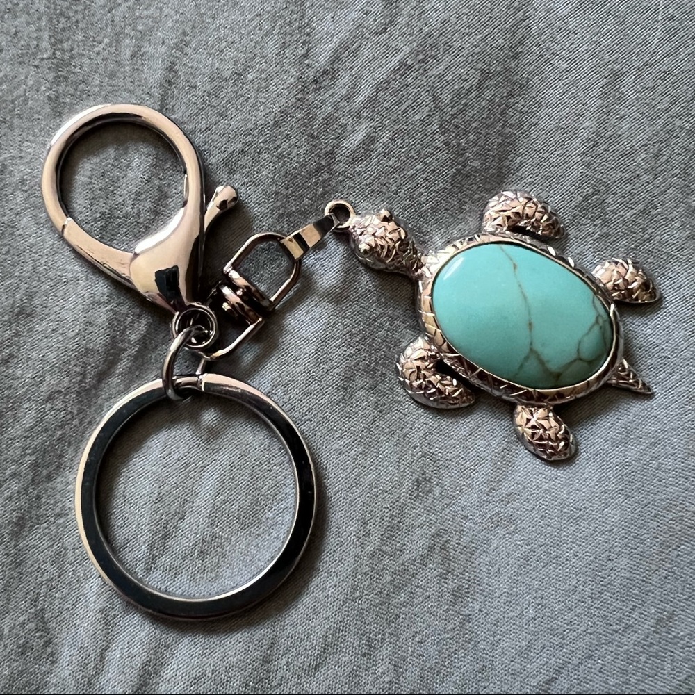 Sea turtle natural crystal stone keychain 🐢 💙